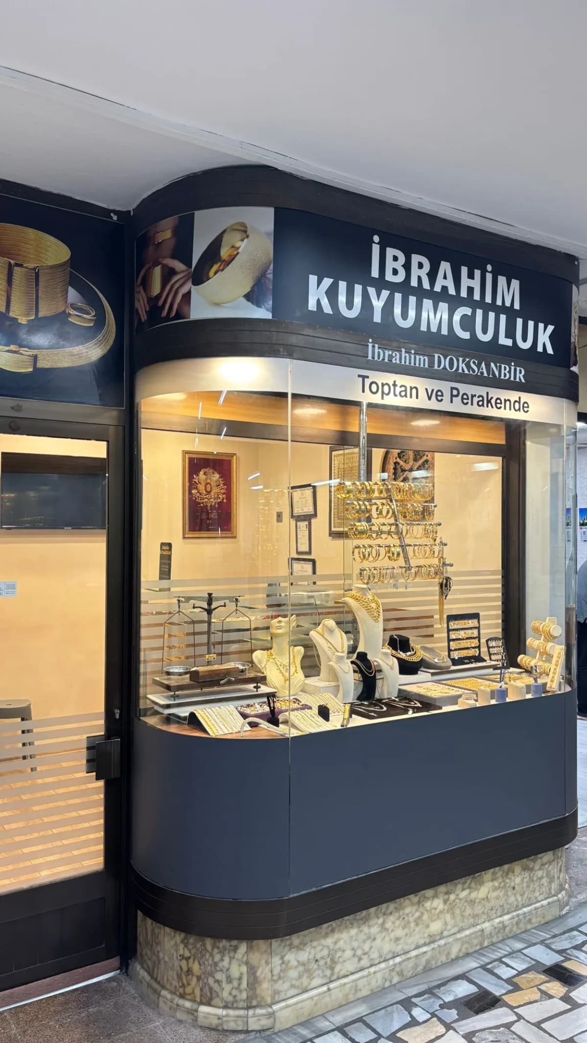 İbrahim Kuyumculuk mağazasının Ali Paşa Çarşısı'ndaki vitrini ve tabelası